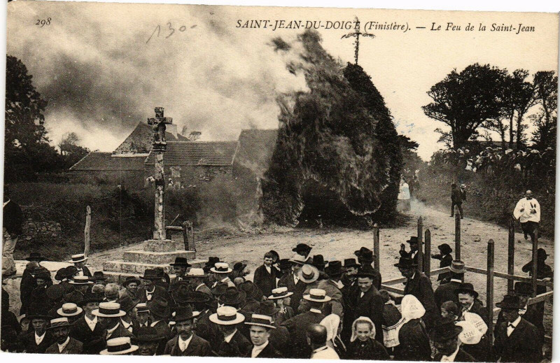 Carte postale ancienne Saint-Jean-du-Doigt-Le Feu de la Saint-Jean à Saint-Jean-du-Doigt