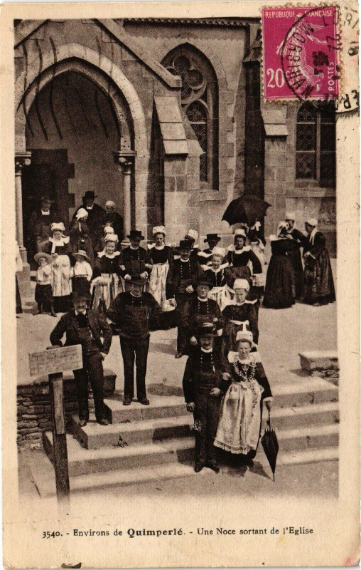 Carte postale ancienne Quimperle-Une Noce sortant de l'Eglise à Quimperlé