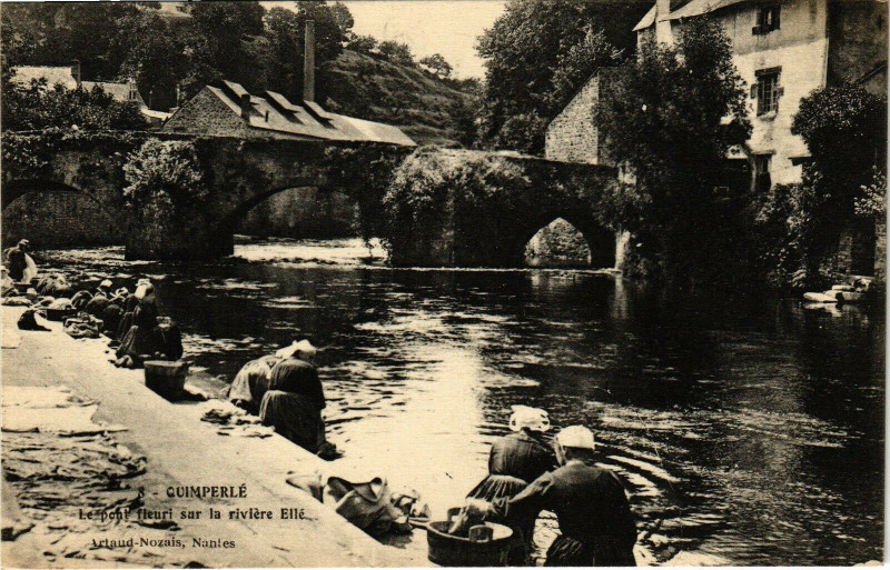 Carte postale ancienne Quimperle-Le pont fleuri sur la riviere Ellé à Quimperlé