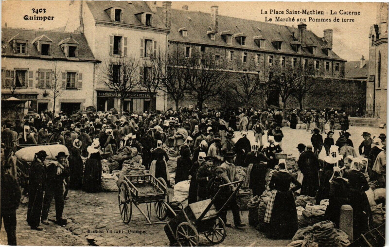 Carte postale ancienne Quimper-La Place St-Mathieu-La Caserne à Quimper