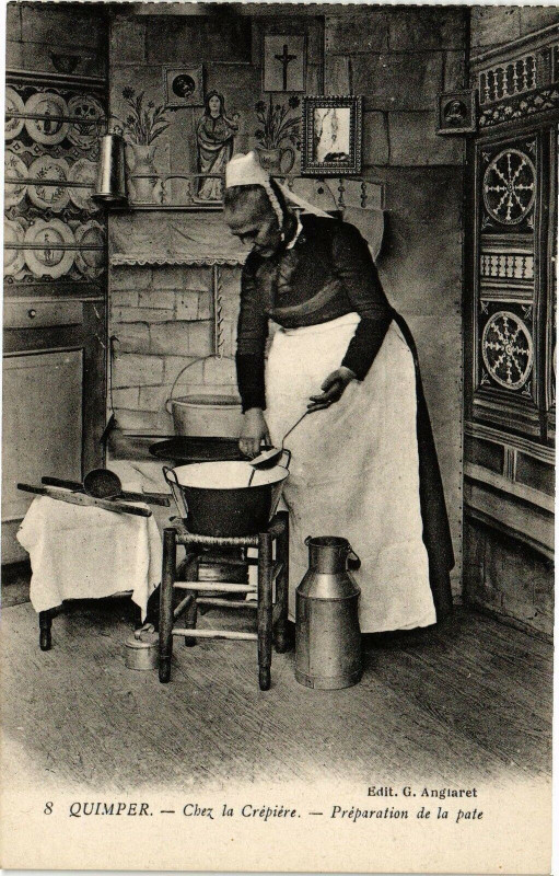 Carte postale ancienne Quimper-Chez la Crépiere-Préparation de la pate à Quimper