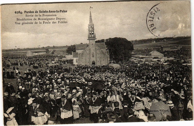 Carte postale ancienne Pardon de Sainte-Anne la Palue-Sortie de la Procession
