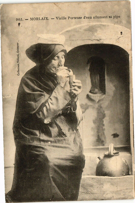 Carte postale ancienne Morlaix-Vieille Porteuse d'eau allumant sa pipe à Morlaix