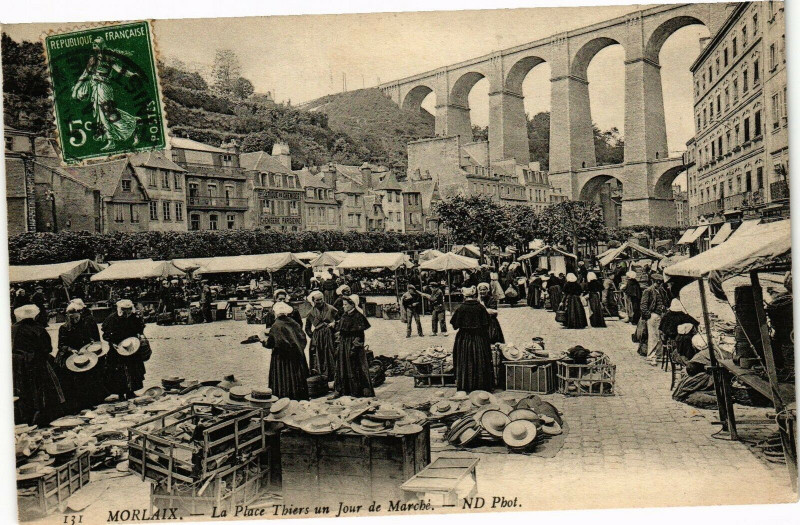 Carte postale ancienne Morlaix-La Place Thiers un Jour de Marché à Morlaix