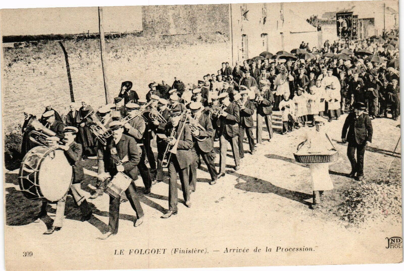 Carte postale ancienne Le Folgoet-Arrivée de la Procession au Folgoët