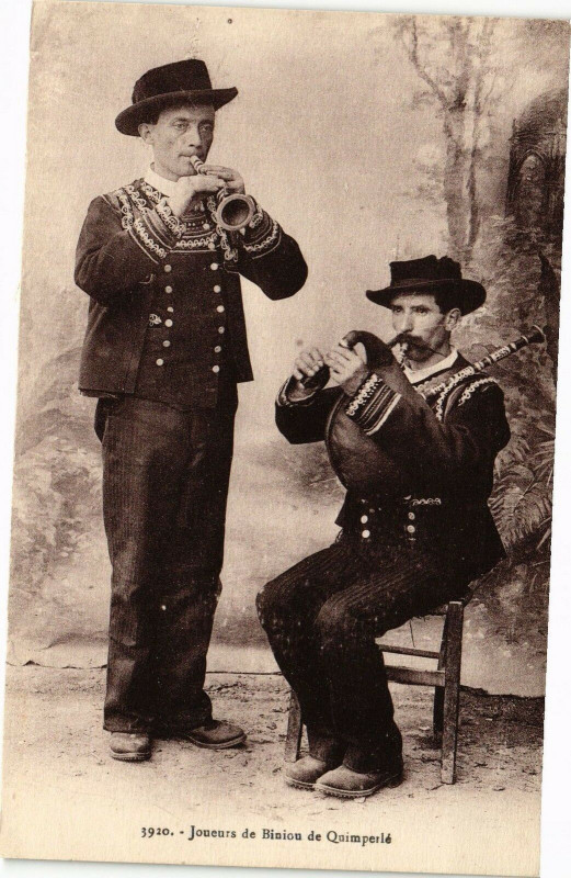 Carte postale ancienne Joueurs de Biniou de Quimperle à Quimperlé