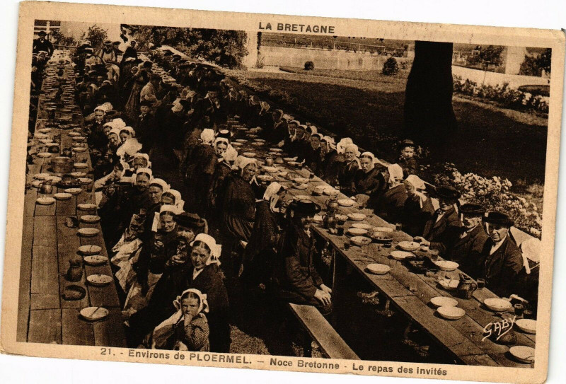 Carte postale ancienne Env. de Ploermel-Noce Bretonne-Le repas des invités