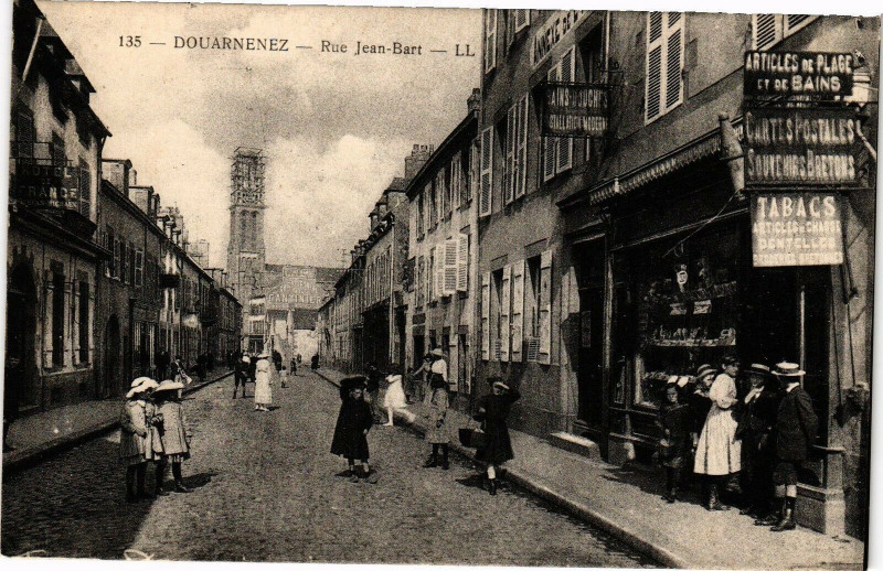 Carte postale ancienne Douarnenez-Rue Jean Bart à Douarnenez