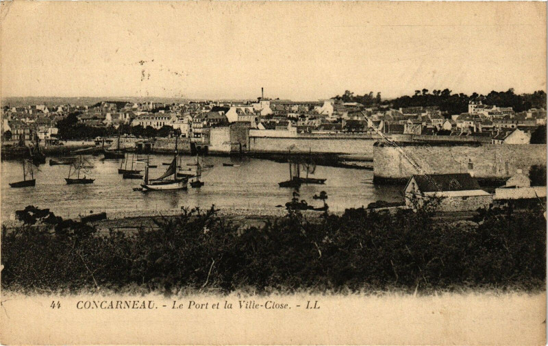 Carte postale ancienne Concarneau - Le Port et le Ville-Close à Concarneau