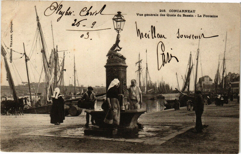 Carte postale ancienne Concarneau - Vue générale des Quais du Bassin - La Fontaine à Concarneau