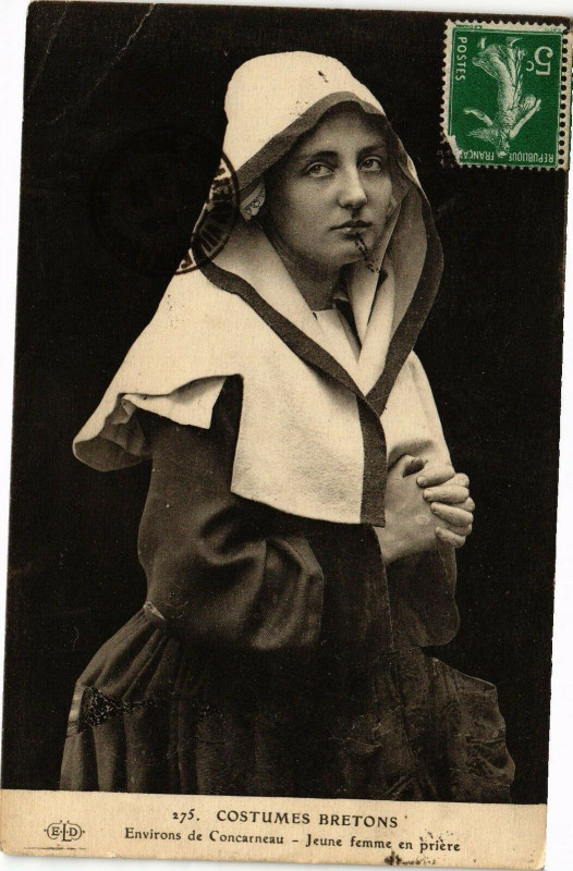 Carte postale ancienne Costumes Bretons - Env. de Concarneau - Jeune femme en priere à Concarneau