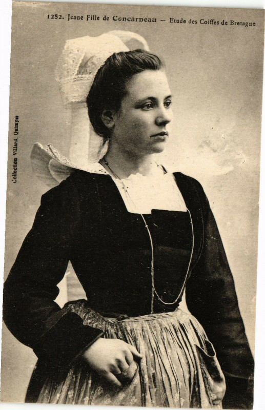 Carte postale ancienne Jeunes Fille de Concarneau - Etude des Coiffes de Bretagne à Concarneau