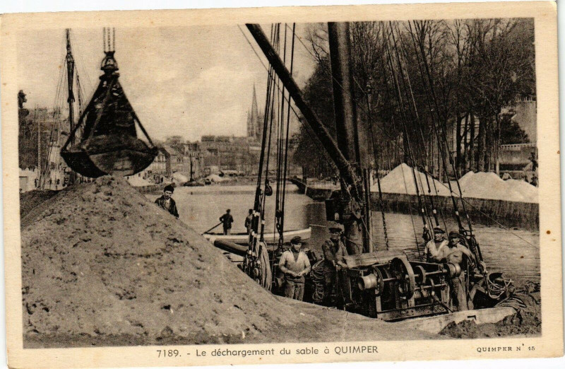 Carte postale ancienne Le déchargement du sable a Quimper à Quimper