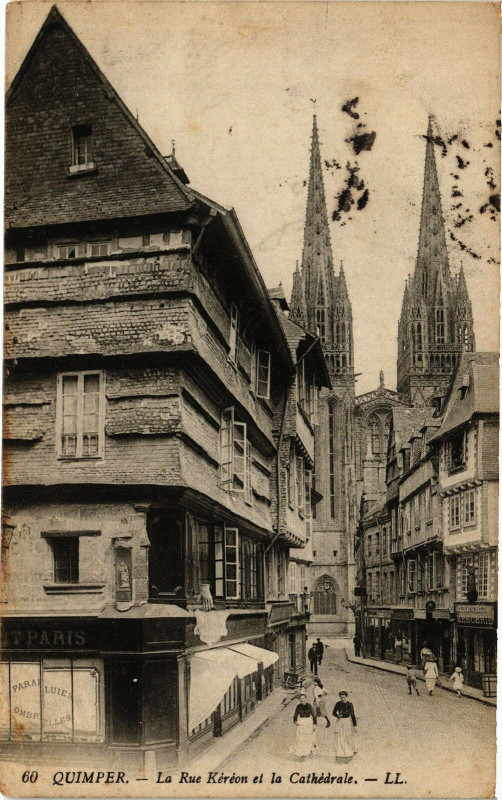 Carte postale ancienne Quimper - La Rue Kéréon et la Cathédrale à Quimper