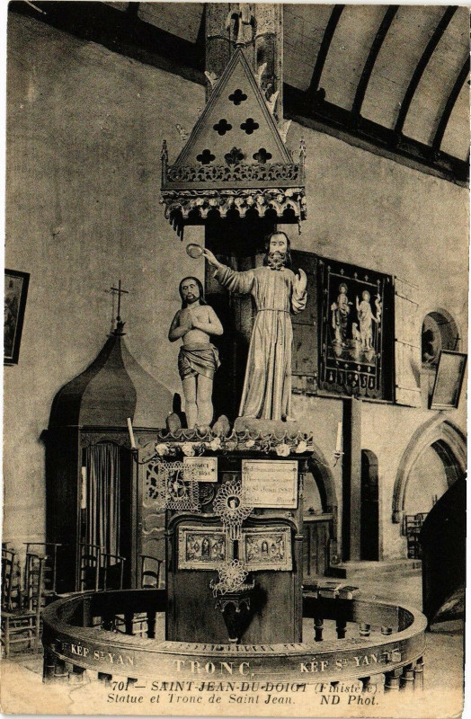 Carte postale ancienne Saint-Jean-du-Doigt (Finistere) - Statue et Trode de Saint-Jean à Saint-Jean-du-Doigt