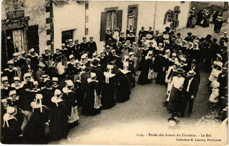 Carte postale ancienne Etude des danses du Finistere-Le Bal