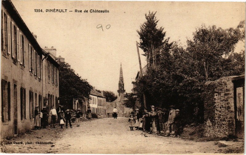 Carte postale ancienne Dénault-Rue de Chateaulin à Châteaulin