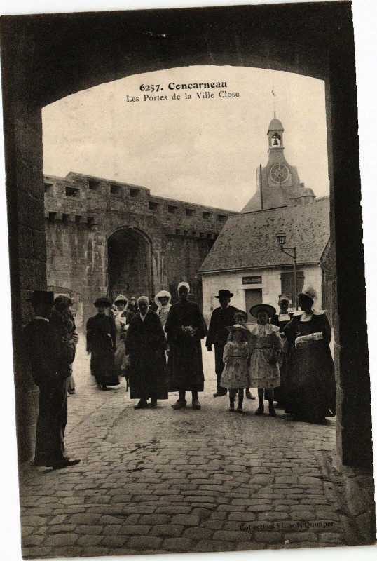 Carte postale ancienne Concarneau-Les Portes de la Ville Close à Concarneau