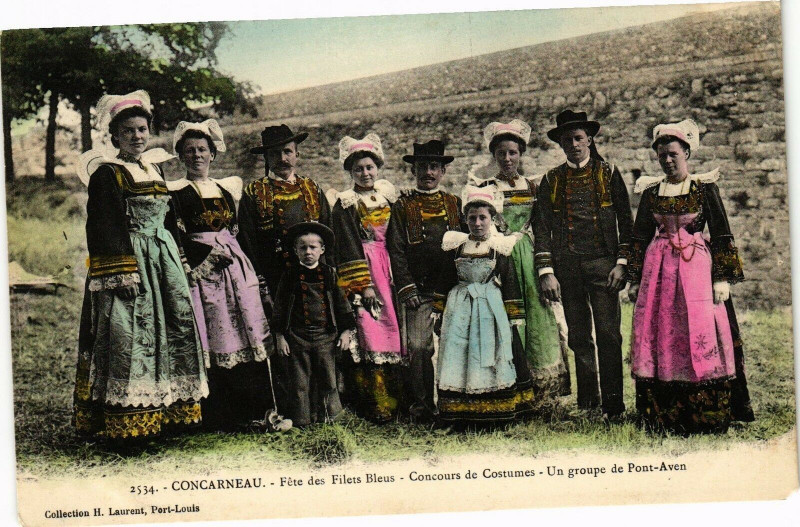 Carte postale ancienne Concarneau-Fetes des Filets Bleus-Concours de Costumes à Concarneau