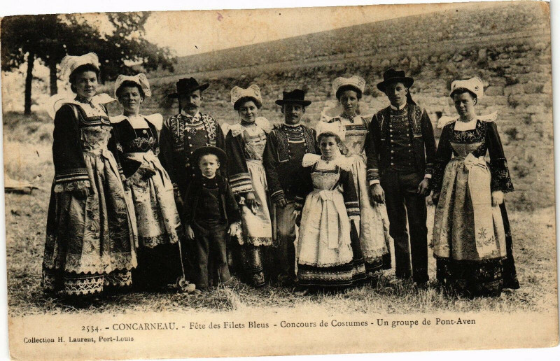 Carte postale ancienne Concarneau-Fete des Filets Bleus-Concours de Costumes à Concarneau