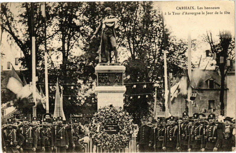 Carte postale ancienne Carhaix-Les honneurs a la Tour d'Auvergne le Jour de la fete