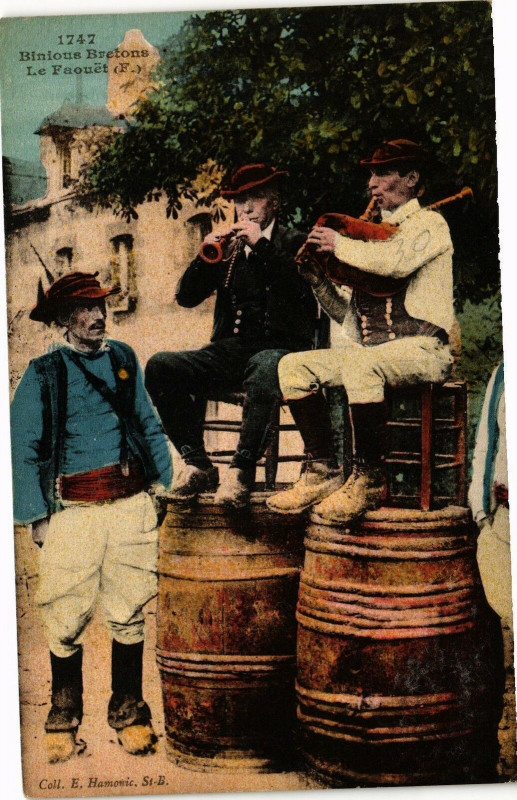 Carte postale ancienne Binious Bretons-Le Faouet au Faou