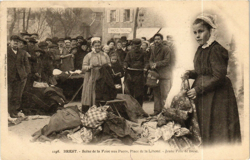 Carte postale ancienne Brest - Scene de la Foire aux Puces Place de la Liberté à Brest