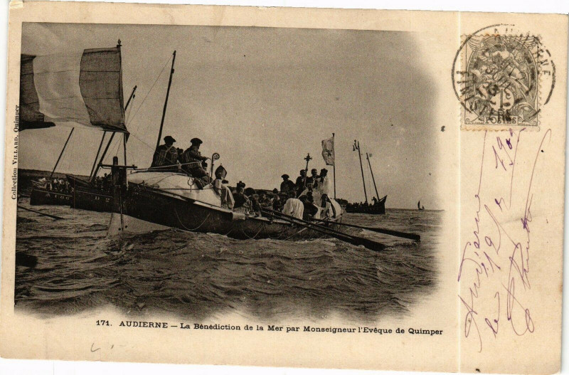 Carte postale ancienne Audierne - La Bénédiction de la Mer par Monsseigneur l'Evéque à Audierne