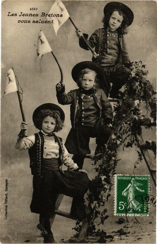 Carte postale ancienne Les Jeunes Breton vous saluent