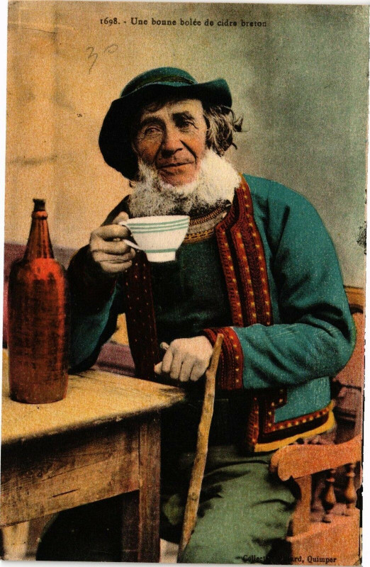 Carte postale ancienne Une bonne bolée de cidre breton