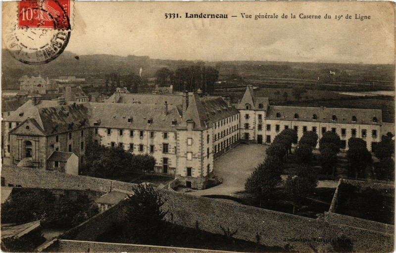 Carte postale ancienne Landerneau - Vue générale de la Caserne du 19e de Ligne à Landerneau