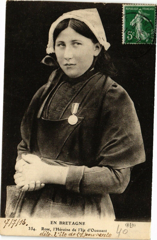 Carte postale ancienne En Bretagne - Rose l'Héroine de l'Ile d'Ouessant à Ouessant