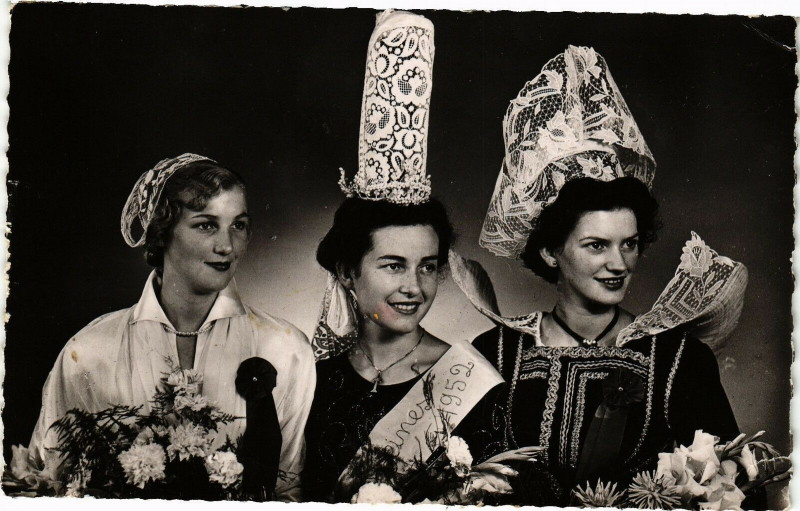 Carte postale ancienne En Bretagne - Les Reines de Cornouaille