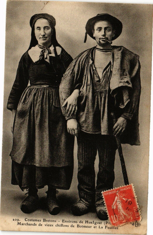 Carte postale ancienne Costumes Bretons Env. de Huelgoat Marchands de vieux chiffon à Huelgoat