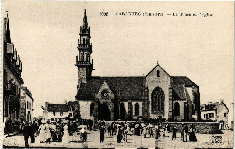Carte postale ancienne Carantec - La Place et l'Eglise à Carantec