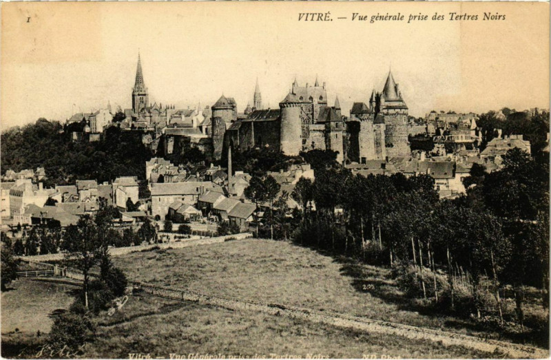 Carte postale ancienne Vitre Vue Generale prise des Tertres Noirs France à Vitré