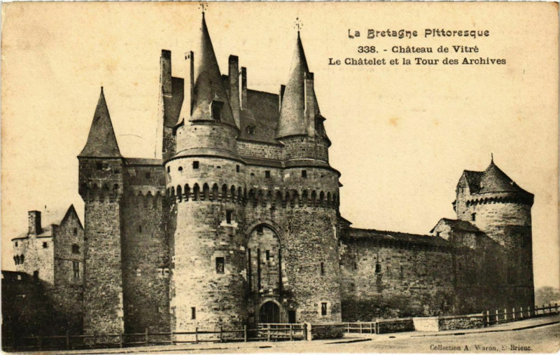 Carte postale ancienne Vitre Le Chatelet et la Tour des Archives France à Vitré