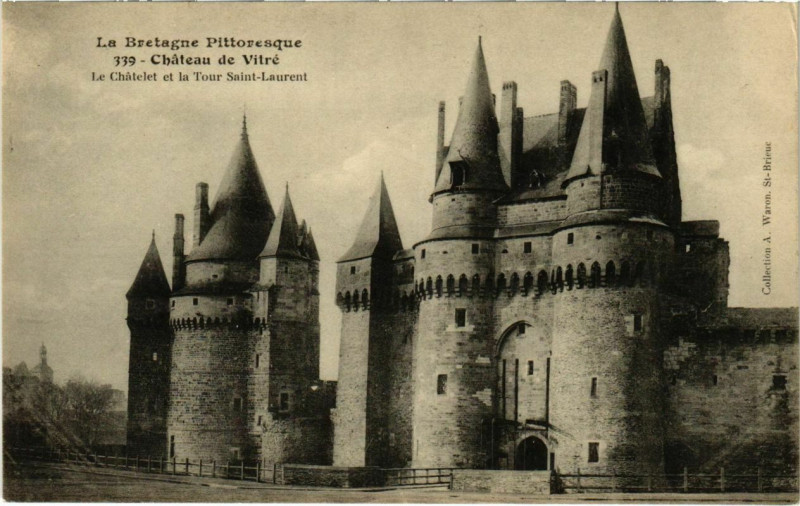 Carte postale ancienne Vitre Le Chatelet et la Tour St.LAurent France à Vitré