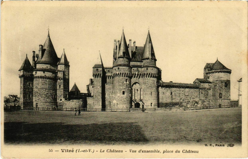 Carte postale ancienne Vitre Le Chateau, vue d'ensemble France à Vitré