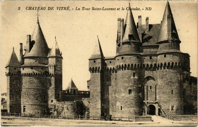 Carte postale ancienne Vitre La Tour Saint-Laurent et le Chatelet France à Vitré