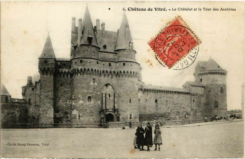 Carte postale ancienne Vitre Le Chatelet et la Tour des Archives France à Vitré