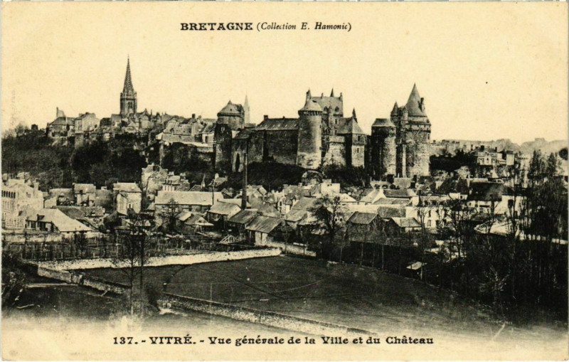Carte postale ancienne Vitre Vue Generale de la Ville et du Chateau France à Vitré