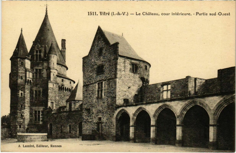 Carte postale ancienne Vitre Le Chateau, cour interieure France à Vitré