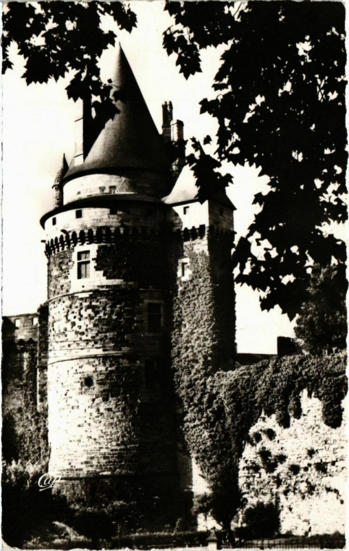 Carte postale ancienne Vitre Tour Saint-Laurent, Le Chateau France à Vitré