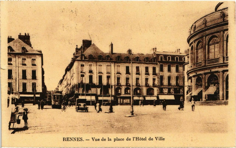 Carte postale ancienne Rennes Vue de la place de l'Hotel de Ville France à Rennes