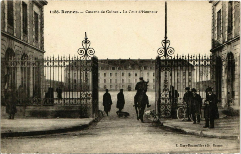 Carte postale ancienne Rennes Caserne de Guines France à Rennes