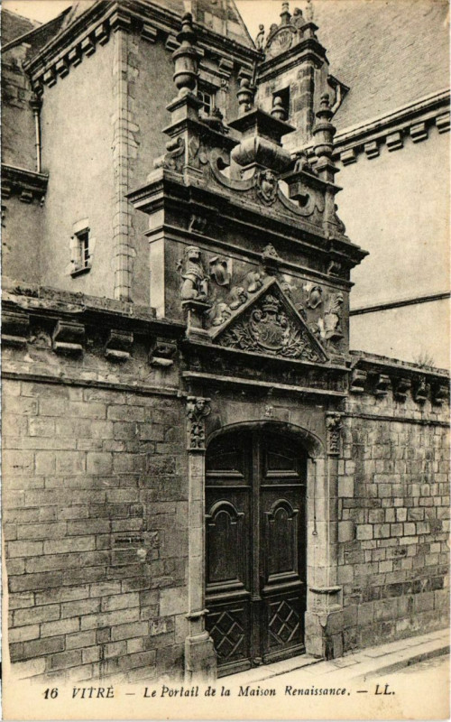 Carte postale ancienne Vitre Le Portail de la Maison Renaissance France à Vitré