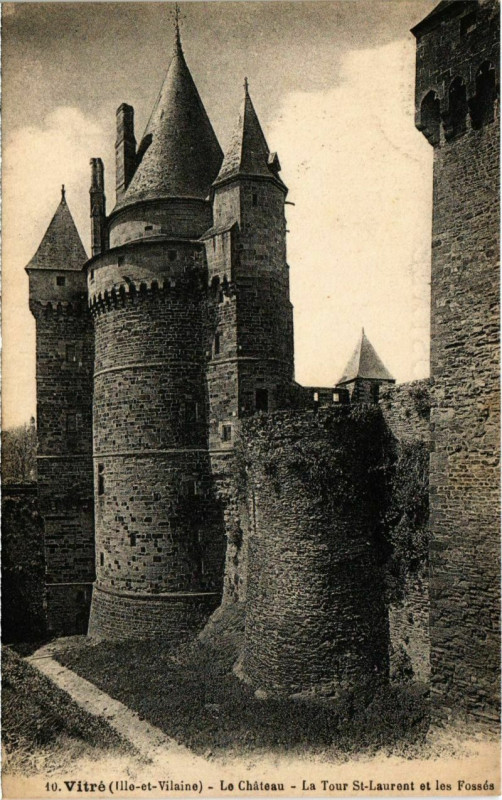 Carte postale ancienne Vitre Le Chateau, La Tour St.Laurent France à Vitré