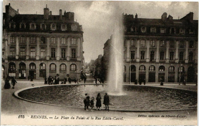 Carte postale ancienne Rennes La Place du Palais et la Rue Edith-Cawel France à Rennes