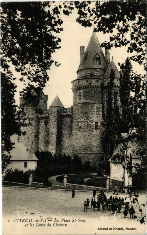 Carte postale ancienne Vitre La Place St-Yves France à Vitré
